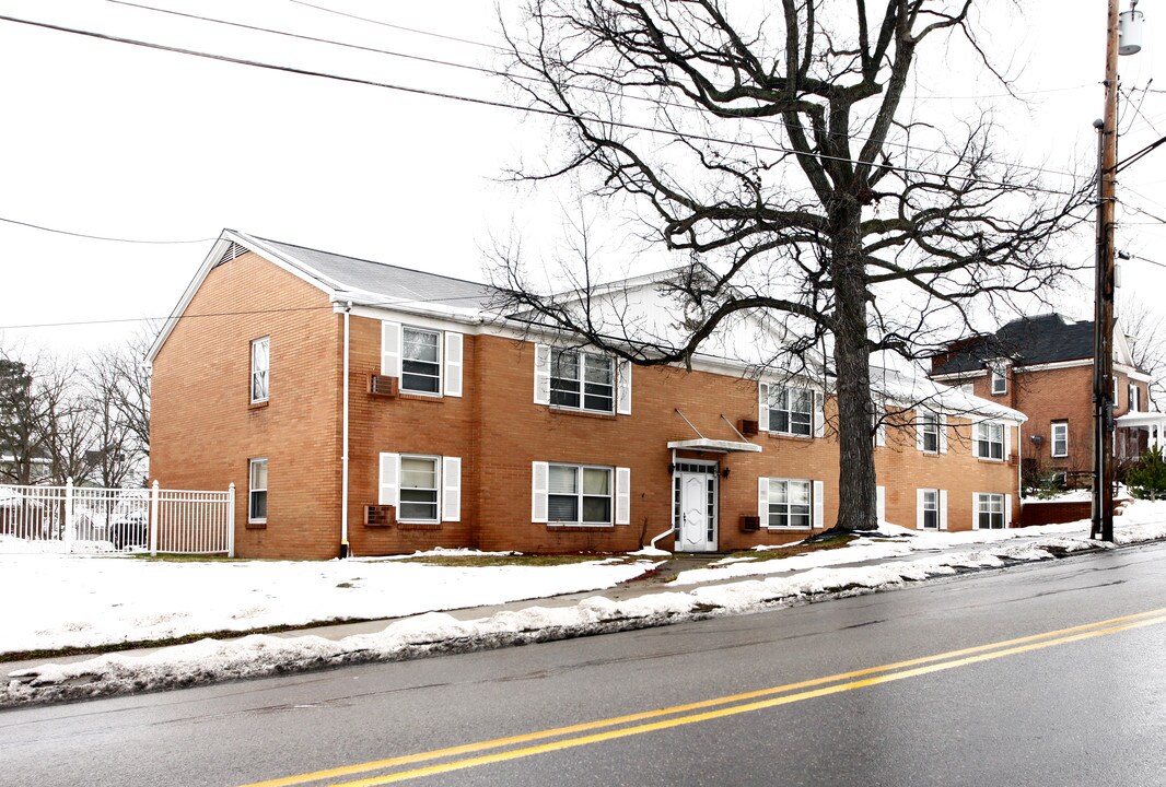 325 E Leasure Ave in New Castle, PA - Building Photo