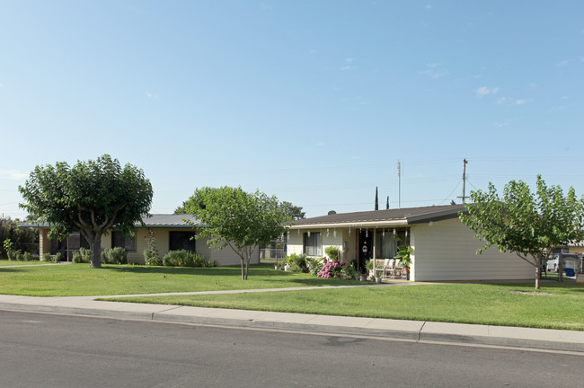 1435 S College Ln in Dinuba, CA - Foto de edificio - Building Photo