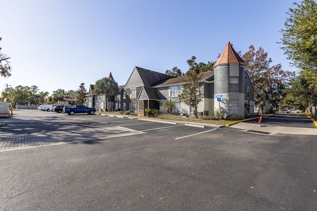 Foxcroft Apartments in Tampa, FL - Building Photo - Building Photo