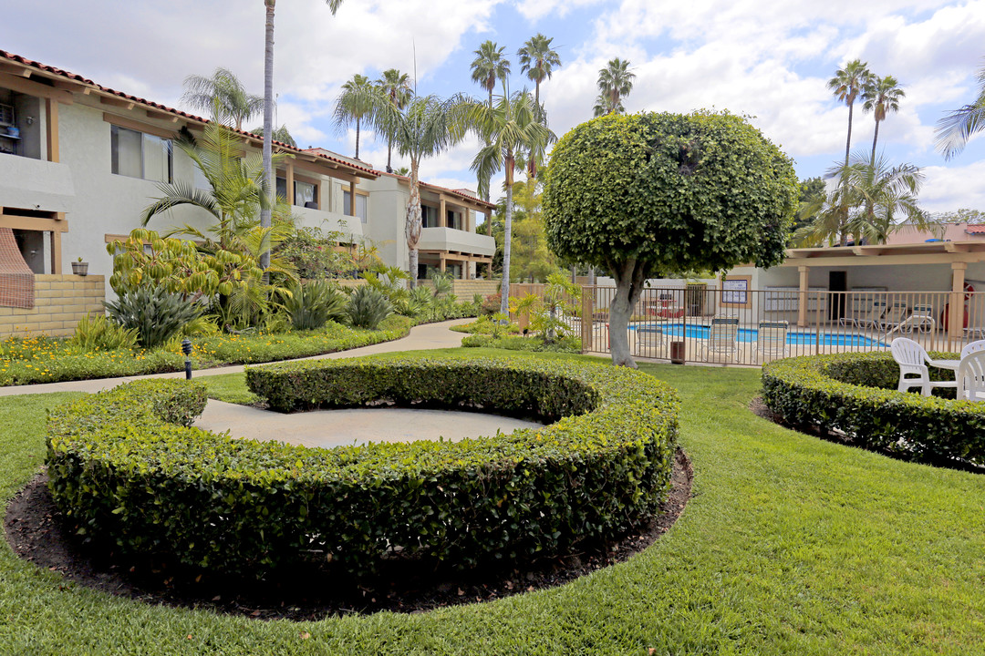 San Carlos Apartments in Anaheim, CA - Building Photo