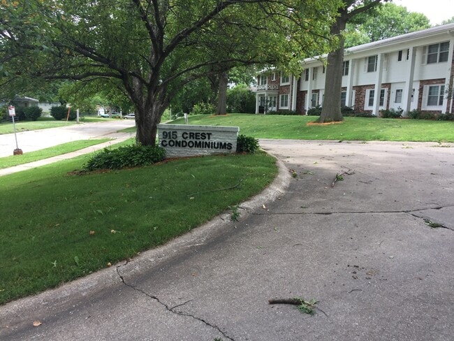 915 Oakcrest St in Iowa City, IA - Building Photo - Building Photo