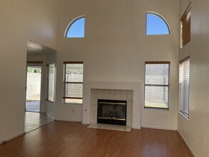 5726 Roundrock Dr in Las Vegas, NV - Building Photo - Building Photo