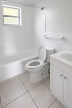 6151 Eaton St, Unit 13 in Hollywood, FL - Foto de edificio - Building Photo