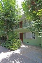 14129 Gilmore St in Van Nuys, CA - Foto de edificio - Building Photo