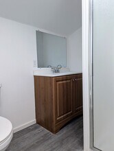 1002 Pioneer Rd, Unit Upstairs Apartment in Dallas, OR - Foto de edificio - Building Photo