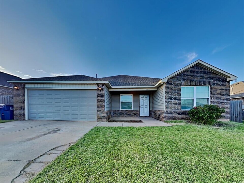 2033 W Hunters Springs Way in Mustang, OK - Building Photo