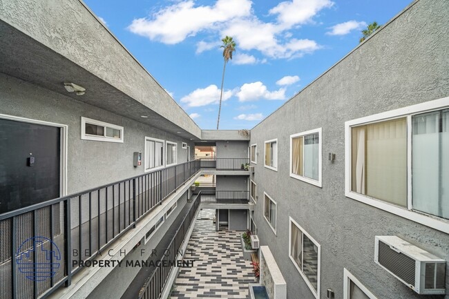 229 S. Normandie Ave. in Los Angeles, CA - Foto de edificio - Building Photo