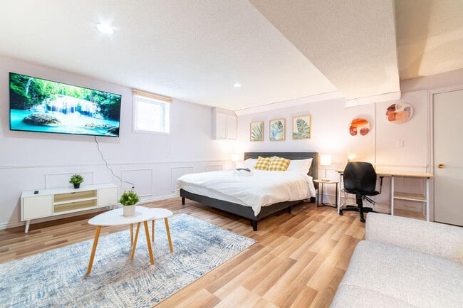 property at 102 Northmanor Crescent