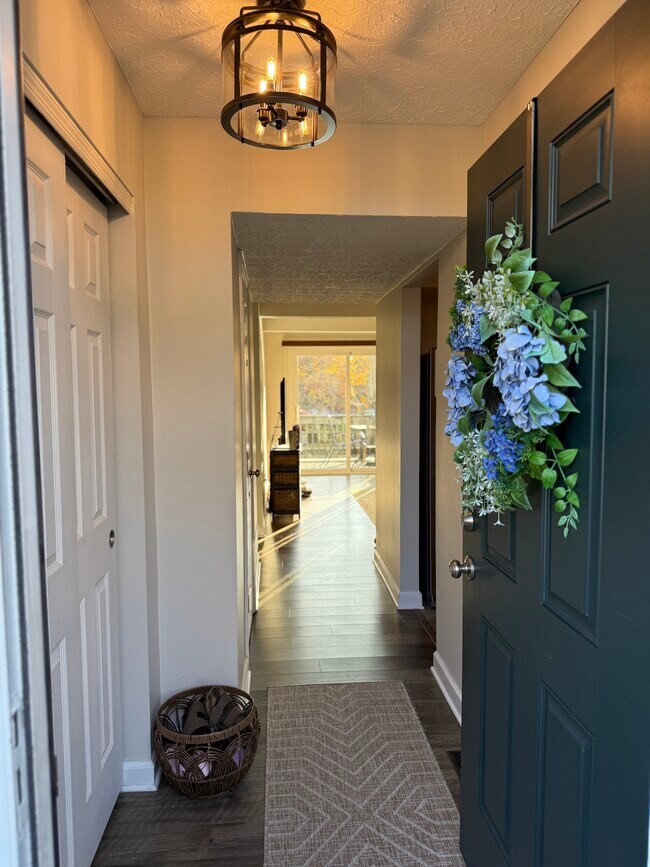 6941 Dublin Village Dr in Dublin, OH - Building Photo - Building Photo