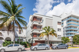 158 Ocean Dr in Miami Beach, FL - Building Photo - Building Photo