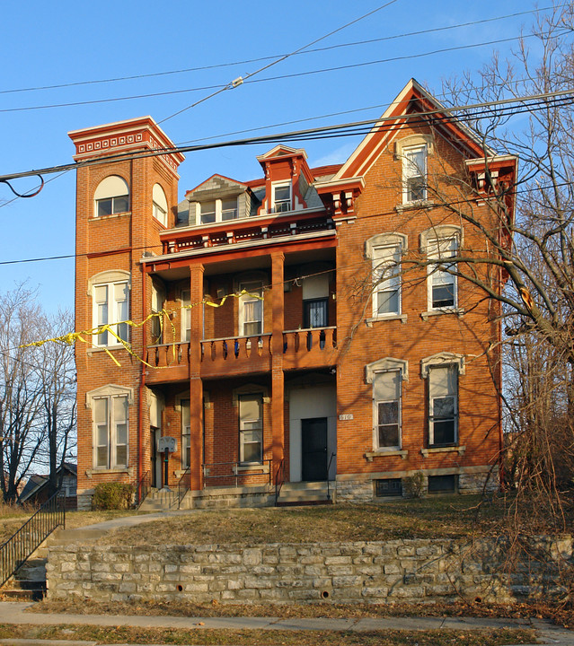 608 Crown St in Cincinnati, OH - Building Photo