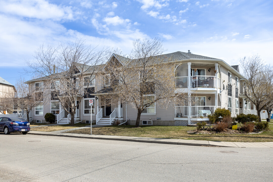 2504 72 Av SE in Calgary, AB - Building Photo