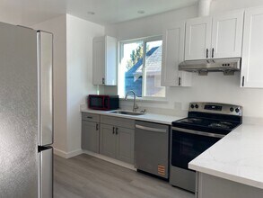 1711 Bridge Ave in Oakland, CA - Building Photo - Building Photo