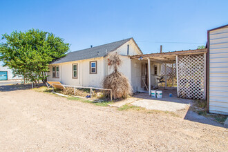 1305 S 9th St in Slaton, TX - Foto de edificio - Building Photo