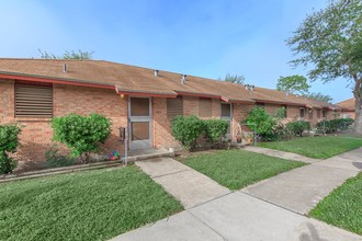 El Paraiso Apartments in Corpus Christi, TX - Building Photo - Building Photo