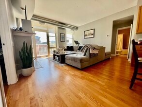 1001 W Madison St, Unit 504 in Chicago, IL - Building Photo - Building Photo