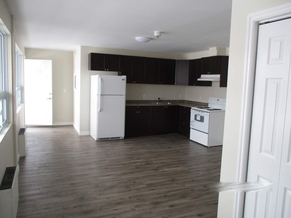 844 Queen St E in Sault Ste Marie, ON - Building Photo