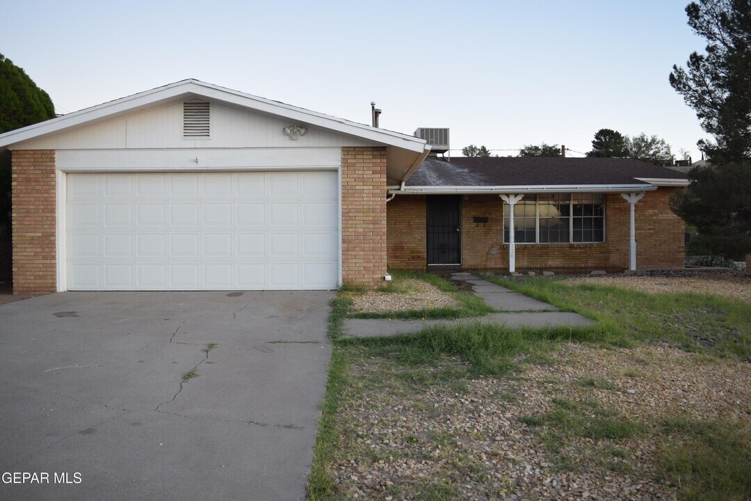 136 N Festival Dr in El Paso, TX - Building Photo