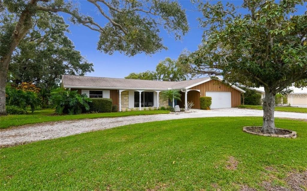 5518 Shadow Lawn Dr in Siesta Key, FL - Building Photo