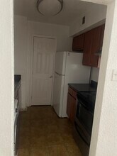 8100 Creekbend Dr in Houston, TX - Building Photo - Building Photo