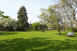 Villas By The Lake in Vernon Hills, IL - Foto de edificio - Building Photo