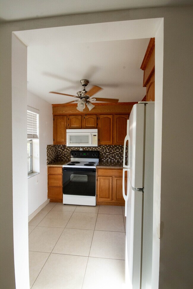 3000 NW 48th Ter, Unit 322 in Lauderdale Lakes, FL - Building Photo - Building Photo