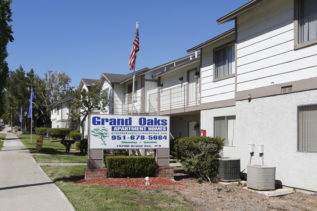 Grand Oaks Apartments in Lake Elsinore, CA - Foto de edificio