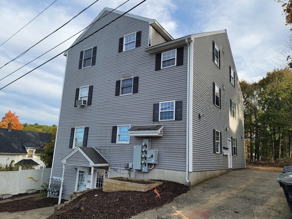 19 Mc Donald St in Spencer, MA - Building Photo