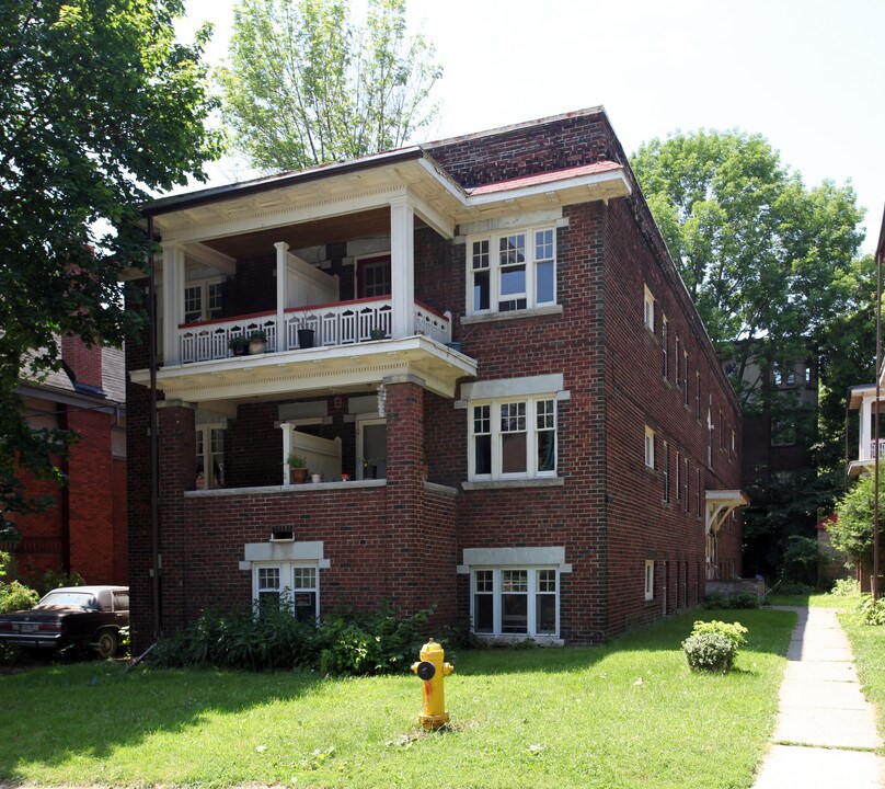 4 Pinewood Ave in Toronto, ON - Building Photo