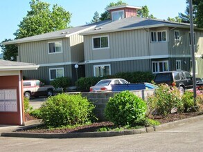 2411 S Second St in Lebanon, OR - Building Photo - Building Photo