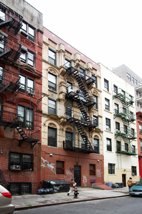 162 Henry St in New York, NY - Building Photo