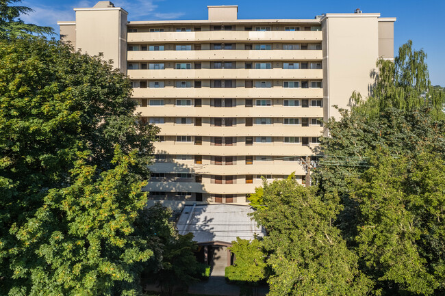 HIGHLANDER THE CONDOMINIUM in Seattle, WA - Building Photo - Building Photo