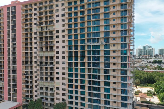 Winston Towers 600 in Sunny Isles Beach, FL - Building Photo - Building Photo