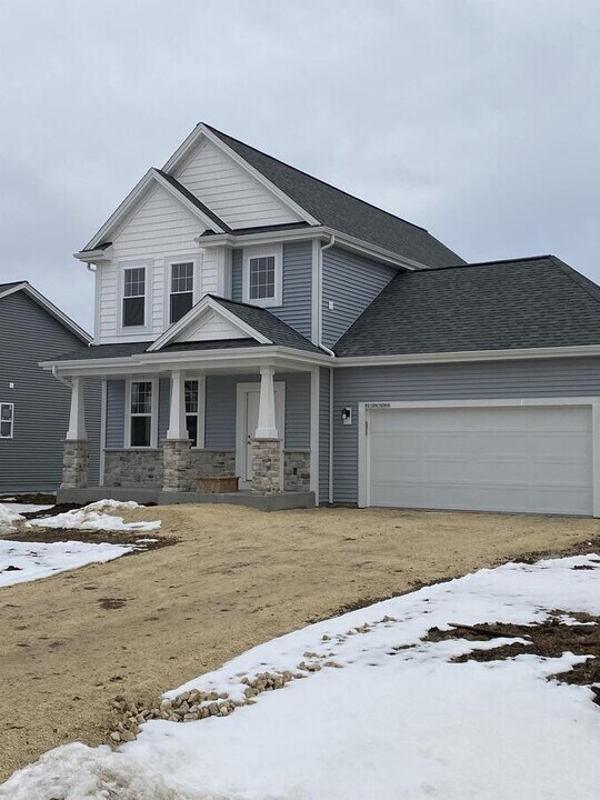 W218N16066 Tiger Lily Dr in Jackson, WI - Building Photo