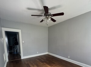 8835 S Commercial Ave in Chicago, IL - Building Photo - Building Photo