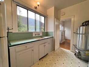 2418 Ashby Ave in Berkeley, CA - Foto de edificio - Building Photo