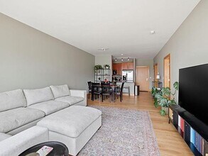 1550 E Royall Pl, Unit 11 in Milwaukee, WI - Building Photo - Building Photo