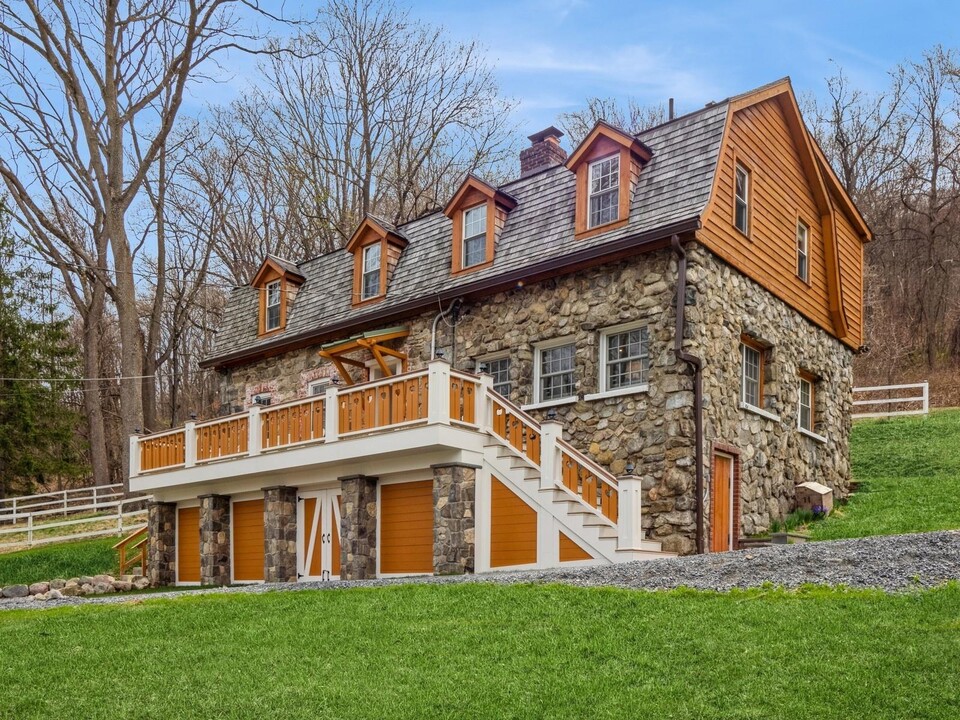 143 Mountain Ln in Beacon, NY - Building Photo