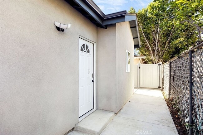 7046 White Oak Ave in Los Angeles, CA - Building Photo - Building Photo