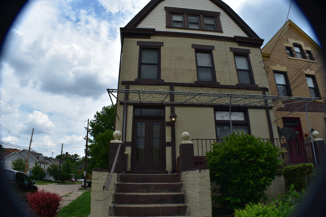 303 Peebles St in Pittsburgh, PA - Building Photo