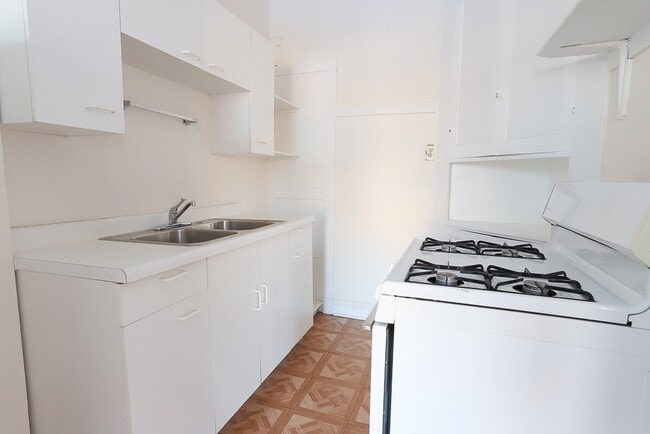 2222 W Wilson Ave, Unit 308 in Chicago, IL - Foto de edificio - Building Photo