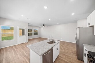 214 W Lewis St in Conroe, TX - Building Photo - Building Photo