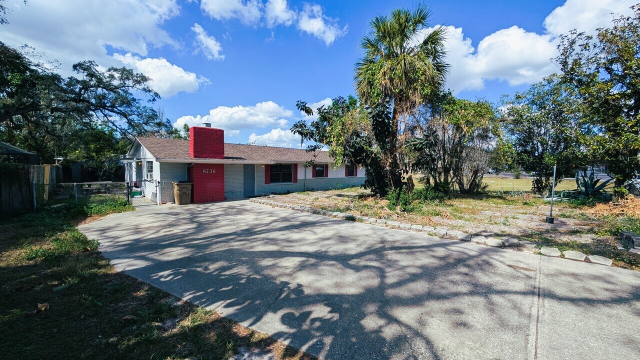 8736 Overlook Dr in Temple Terrace, FL - Foto de edificio