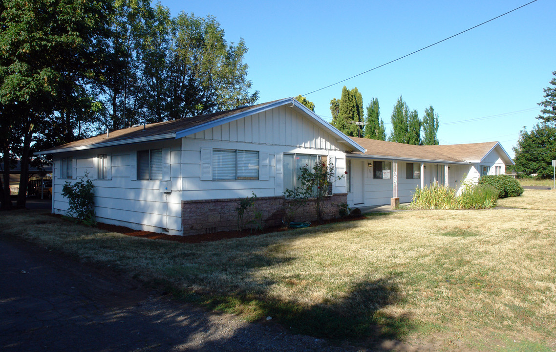 522-528 Shangri-la St NE in Salem, OR - Building Photo