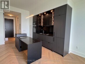 11 Yorkville Ave in Toronto, ON - Building Photo - Building Photo