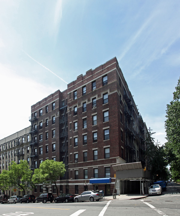 Crescent Court Apartments in New York, NY - Building Photo