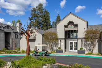 Park Ridge Apartments in Fresno, CA - Foto de edificio - Building Photo