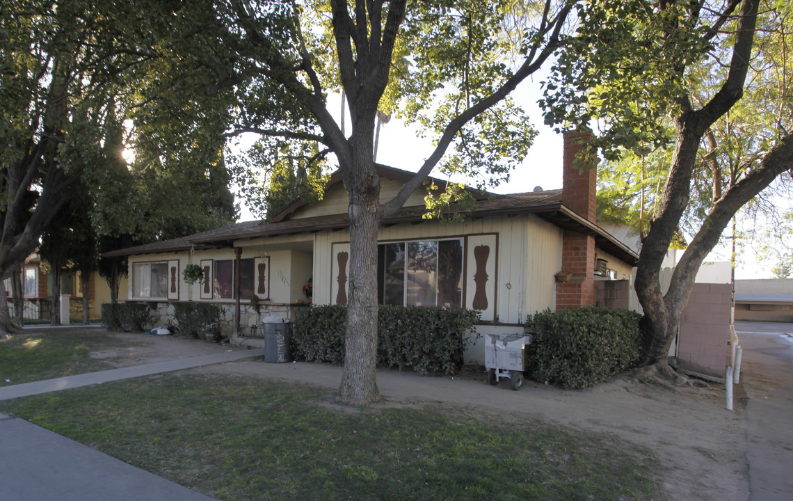 1554 E Canfield Ln in Anaheim, CA - Building Photo