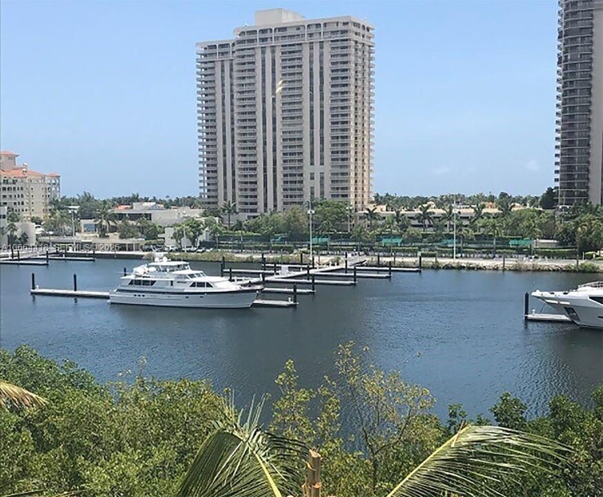 19701 E Country Club Dr in Aventura, FL - Building Photo