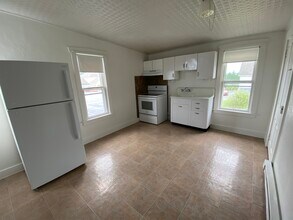 637 Main St, Unit Apt B in Akron, PA - Foto de edificio - Building Photo